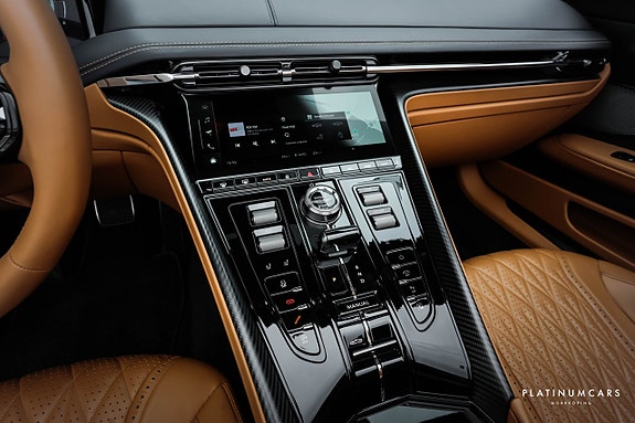 Aston Martin DB12 10 of 27