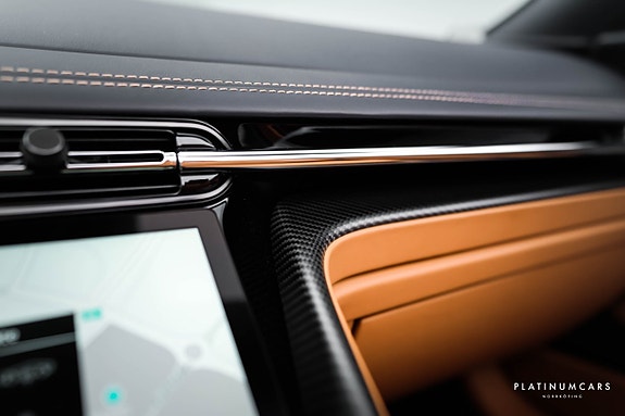 Aston Martin DB12 16 of 27