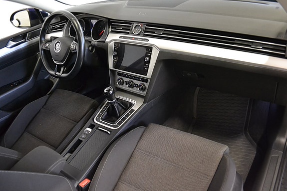 Volkswagen Passat 9 of 24