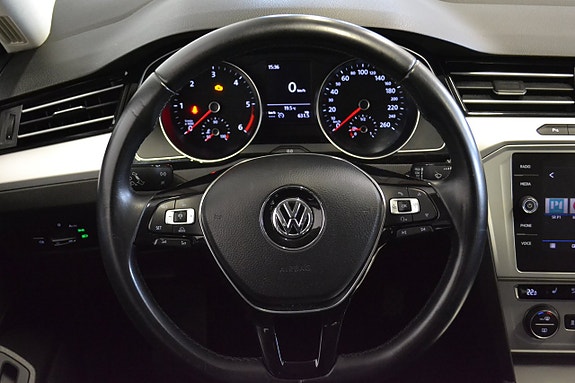 Volkswagen Passat 18 of 24