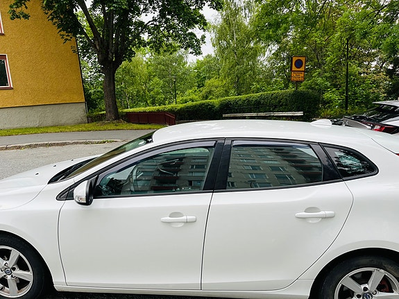 Volvo V40 2 of 24