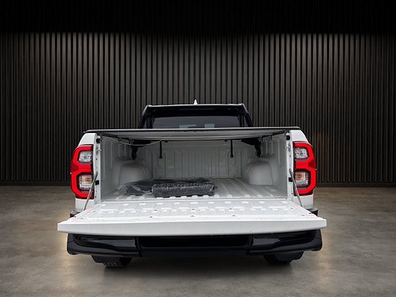 Toyota HiLux 11 of 26