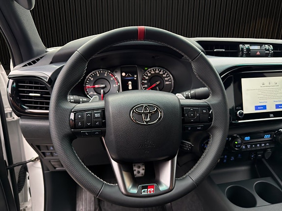 Toyota HiLux 17 of 26