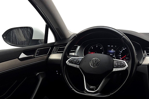 Volkswagen Passat 18 of 30