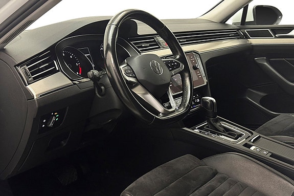 Volkswagen Passat 13 of 30
