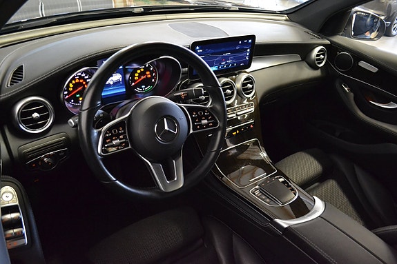 Mercedes-Benz GLC300 e 14 of 27
