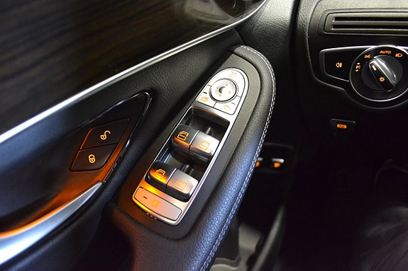 Mercedes-Benz GLC300 e 21 of 27