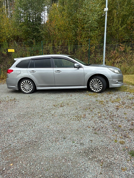 Subaru Legacy 2 of 8