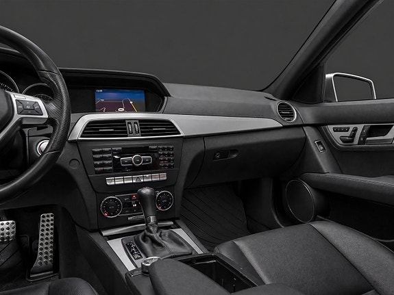 Mercedes-Benz C350 16 of 22