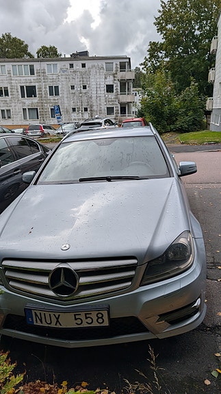 Mercedes-Benz C200 2 of 4