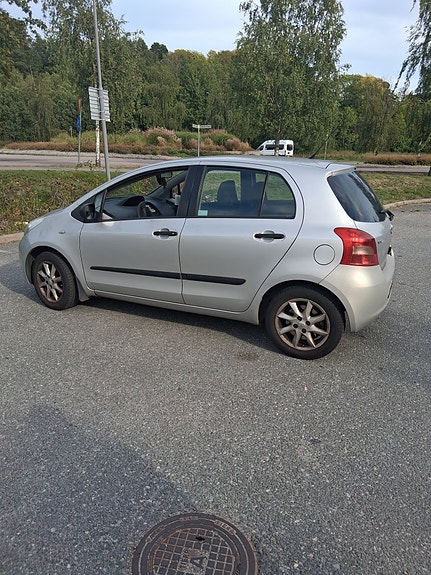 Toyota Yaris 3 of 5
