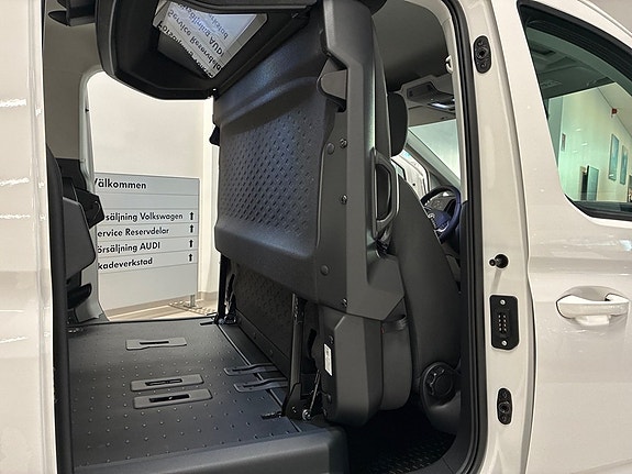 Volkswagen Caddy Maxi 18 of 30