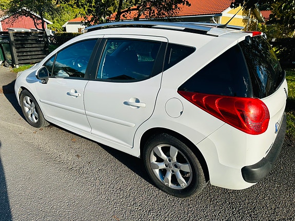 Peugeot 207 SW 2 of 8