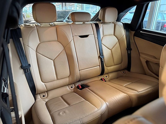 Porsche Macan 13 of 23