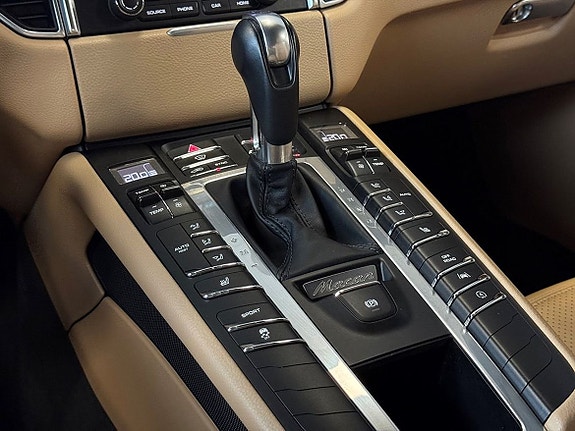 Porsche Macan 18 of 23