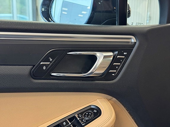 Porsche Macan 15 of 23