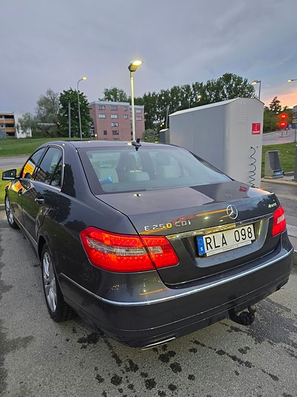 Mercedes-Benz E250 4 of 4