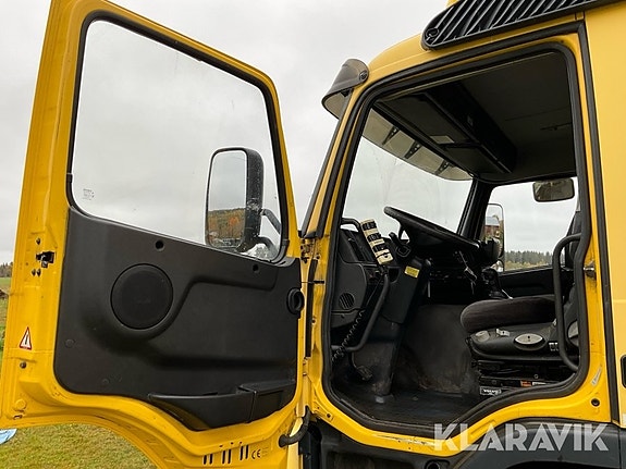 Lastbil Volvo FM7 med bakgavellyft 6 of 6