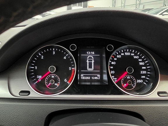 Volkswagen Passat 23 of 28