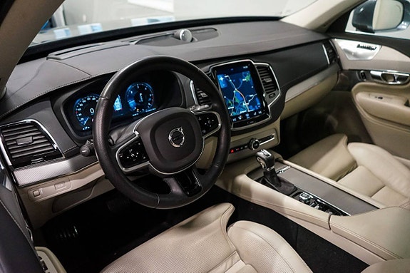 Volvo XC90 10 of 23