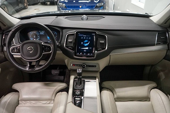 Volvo XC90 13 of 23
