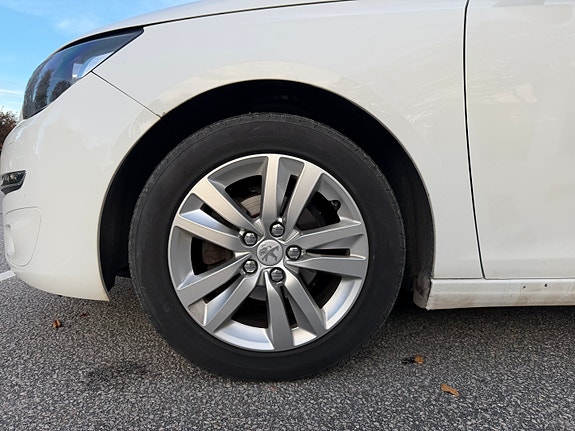 Peugeot 308 8 of 18