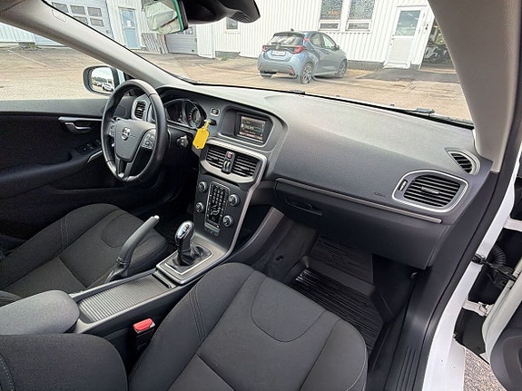 Volvo V40 12 of 22