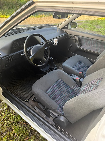 Mazda 323S 4 of 12