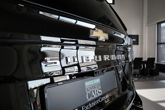 Chevrolet Suburban 12 of 30