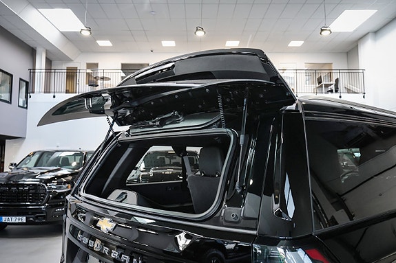 Chevrolet Suburban 11 of 30