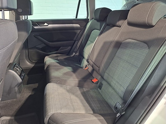 Volkswagen Passat 9 of 19