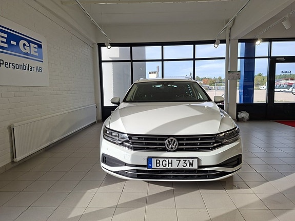 Volkswagen Passat 2 of 19