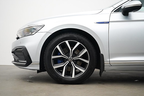 Volkswagen Passat 2 of 22