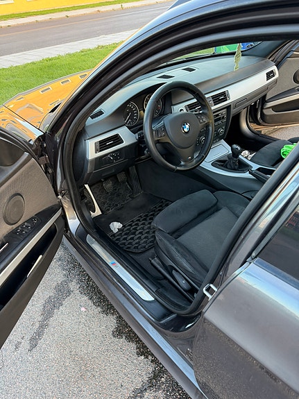 BMW 320i 4 of 13