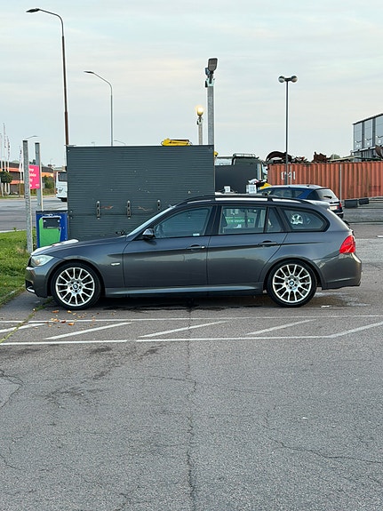 BMW 320i 3 of 13