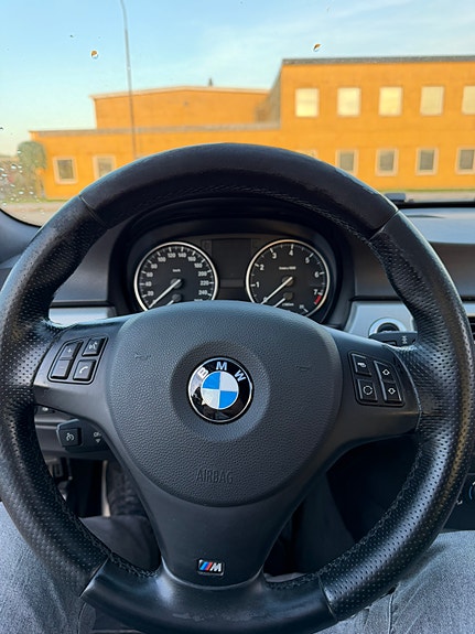 BMW 320i 7 of 13