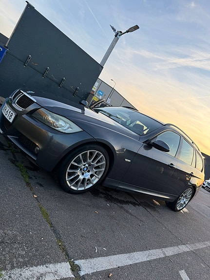 BMW 320i 2 of 13