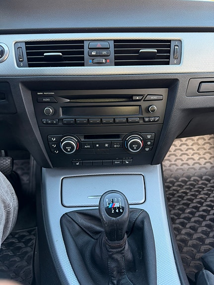 BMW 320i 9 of 13