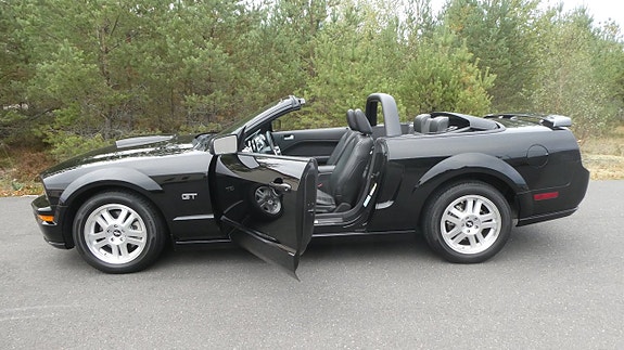 Ford Mustang 8 of 30