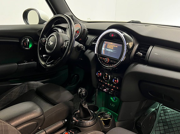 MINI Cooper 19 of 27