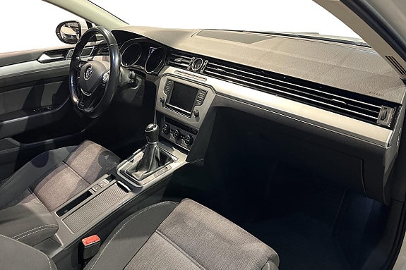 Volkswagen Passat 10 of 18
