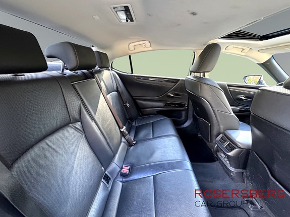 Lexus ES300h 10 of 13