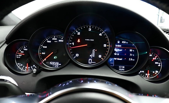 Porsche Cayenne 16 of 25