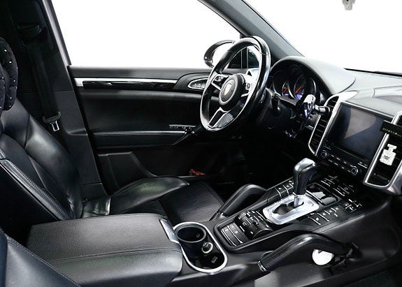 Porsche Cayenne 8 of 25