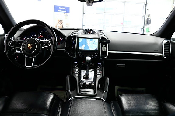 Porsche Cayenne 11 of 25