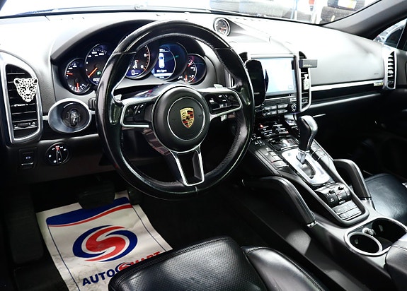 Porsche Cayenne 14 of 25