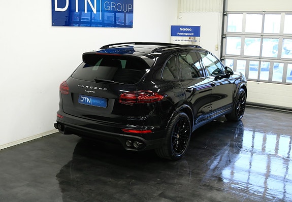 Porsche Cayenne 2 of 25