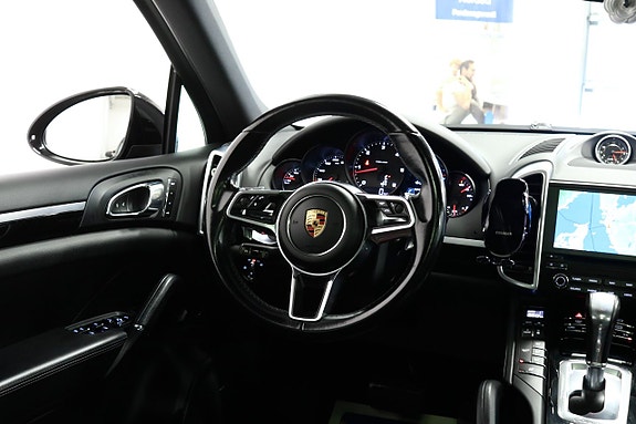 Porsche Cayenne 12 of 25