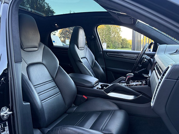 Porsche Cayenne Turbo 9 of 28