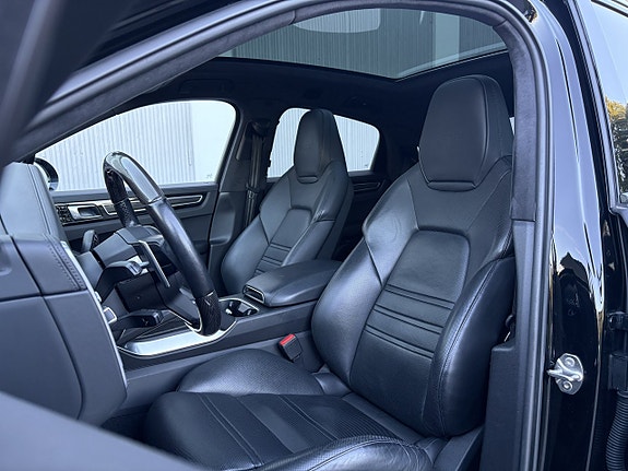 Porsche Cayenne Turbo 8 of 28